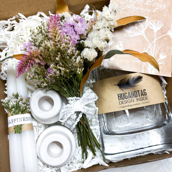 מתנה לבית ולחג אגרטל מיוחד, זר נצחי יבש, פמוטים ונרות