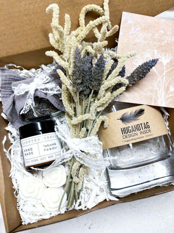 מתנה לבית ולחג אגרטל מיוחד, זר נצחי יבש, נר סויה טבעי, צנצנת ריח כפרית לבנדר ושלישיית סבוני פרח