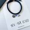 ⁦צמיד מתכוונן שחור עם אלמנטים⁩ – תמונה ⁦2⁩