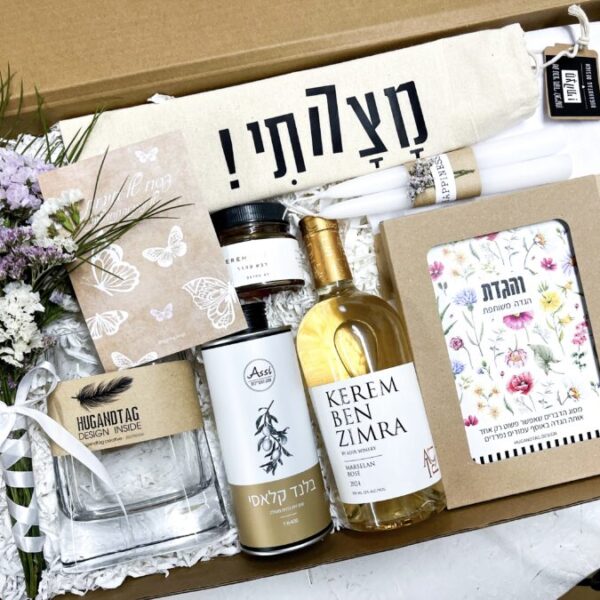 המארז המושלם לפסח סט עריכת שולחן , מפה, אגרטל, פרחים, הגדה, פמוטים, נרות, יין, שמן זית, דבש, שק לאפיקומן