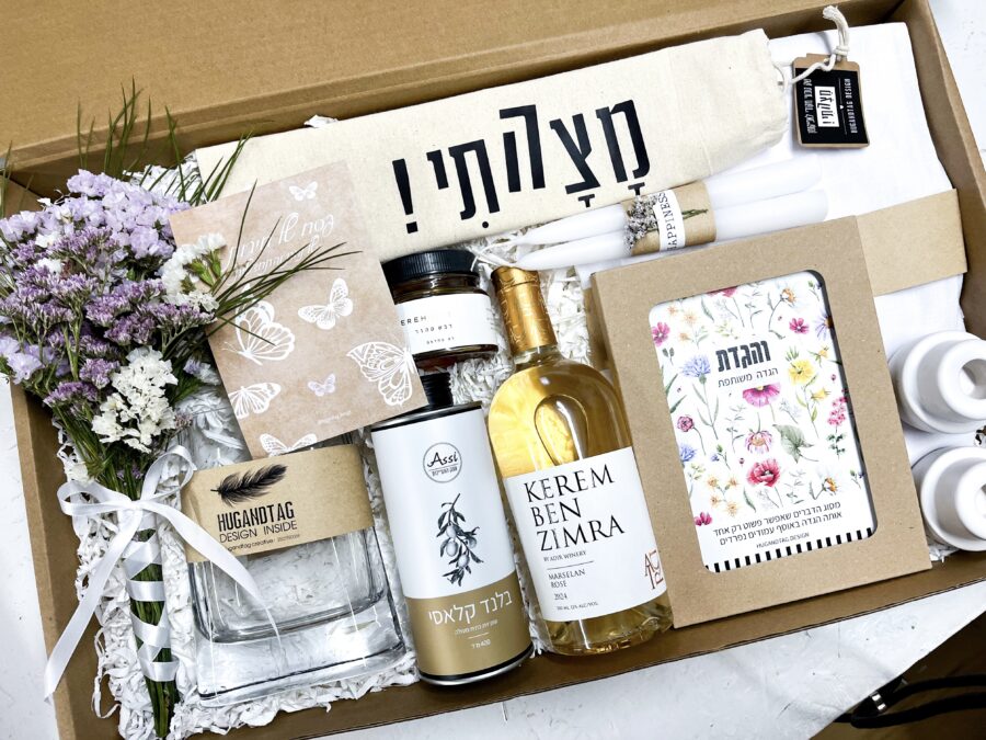 המארז המושלם לפסח סט עריכת שולחן , מפה, אגרטל, פרחים, הגדה, פמוטים, נרות, יין, שמן זית, דבש, שק לאפיקומן