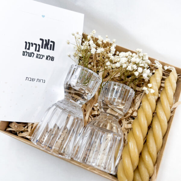 מארז חגיגי צמד פמוטי זכוכית מעוצבים וצמד נרות משעוות דבורים בעבודת יד