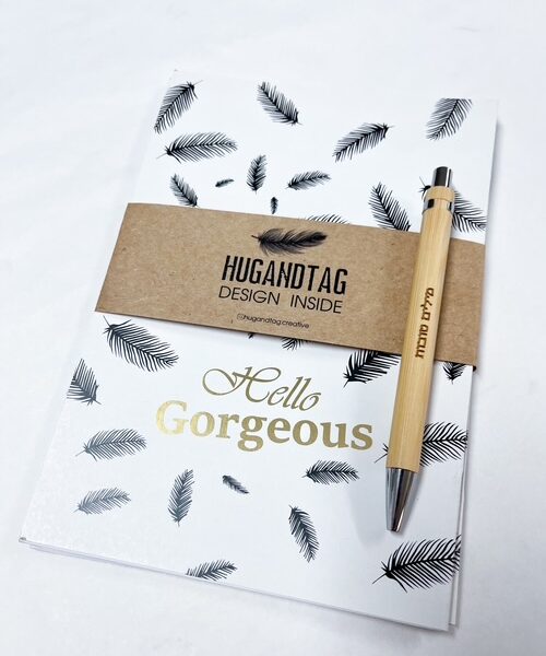 צמד מחברות דקות HELLO GORGEOUS  ועט לכתיבת מילים טובות
