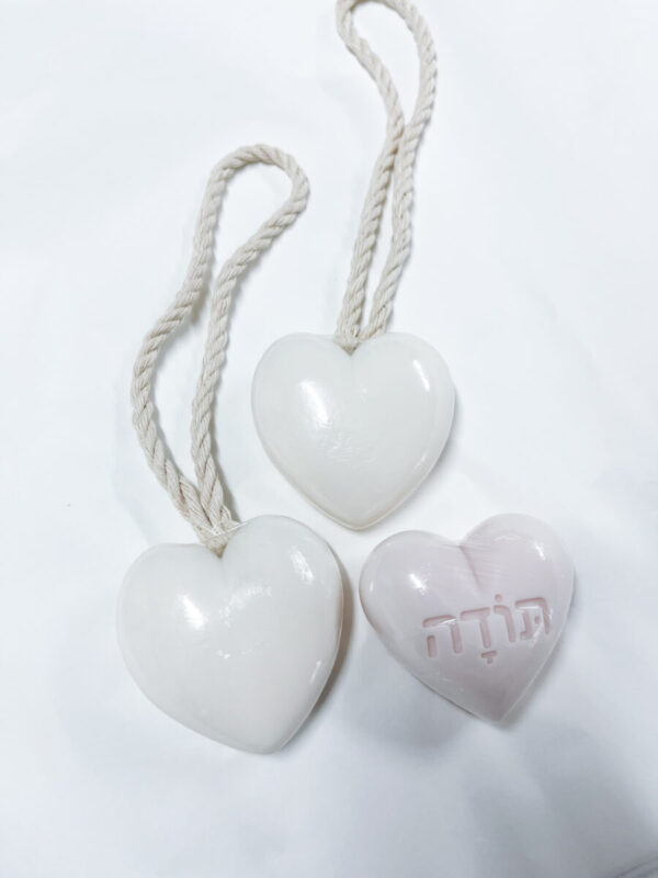 ⁦מארז תכלת , מגבת חוף , מחברת טוב להודות, סבון לב וזר מיני יבש⁩ – תמונה ⁦4⁩
