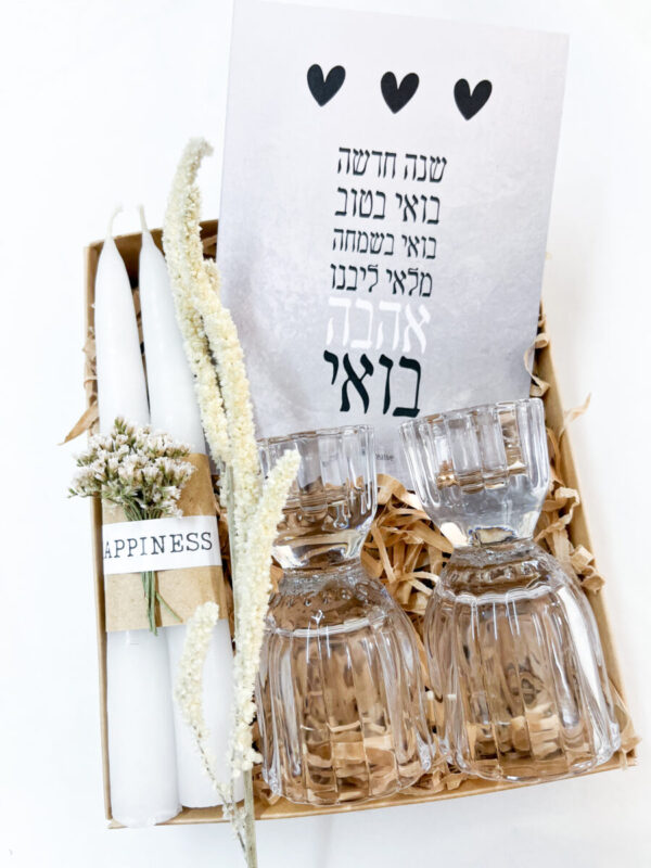 מארז חגיגי לראש השנה צמד פמוטי זכוכית מעוצבים וצמד נרות בעבודת יד