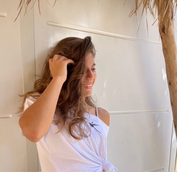 ⁦חולצה עם מראה גזור בלבן הדפס ציפור⁩ – תמונה ⁦3⁩