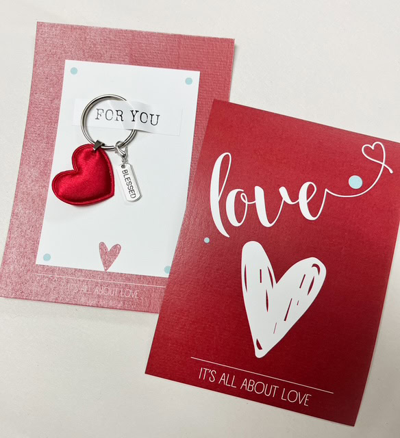 כרטיס ברכה אהבה עם מחזיק מפתחות לב אדום ולוחית כסופה | האג אנד טאג