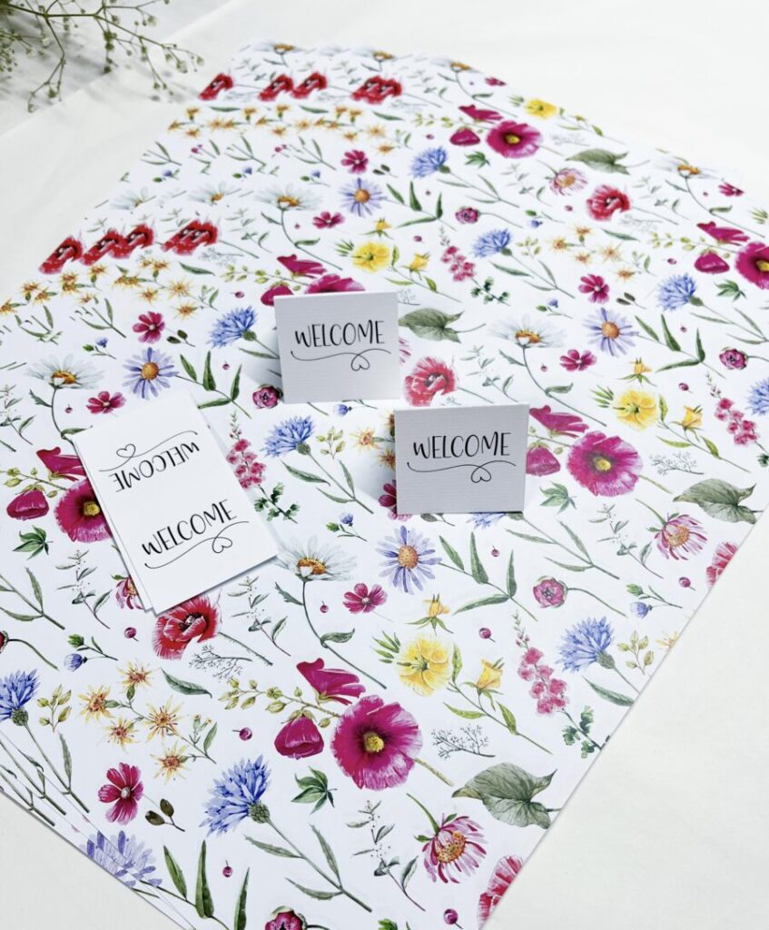 סט עריכת שולחן חגיגי דגם פרחי שדה 20 פלייסמנטים עם 20 כרטיסי אורח | HUGANDTAG