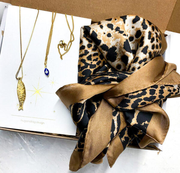 מתנה נשית סעיף סאטן מנומר ושתי שרשראות