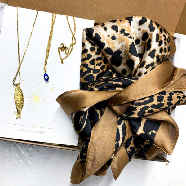 מתנה נשית סעיף סאטן מנומר ושתי שרשראות