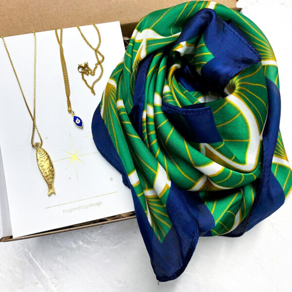 מתנה נשית סעיף סאטן עם הדפס בירוק ושתי שרשראות