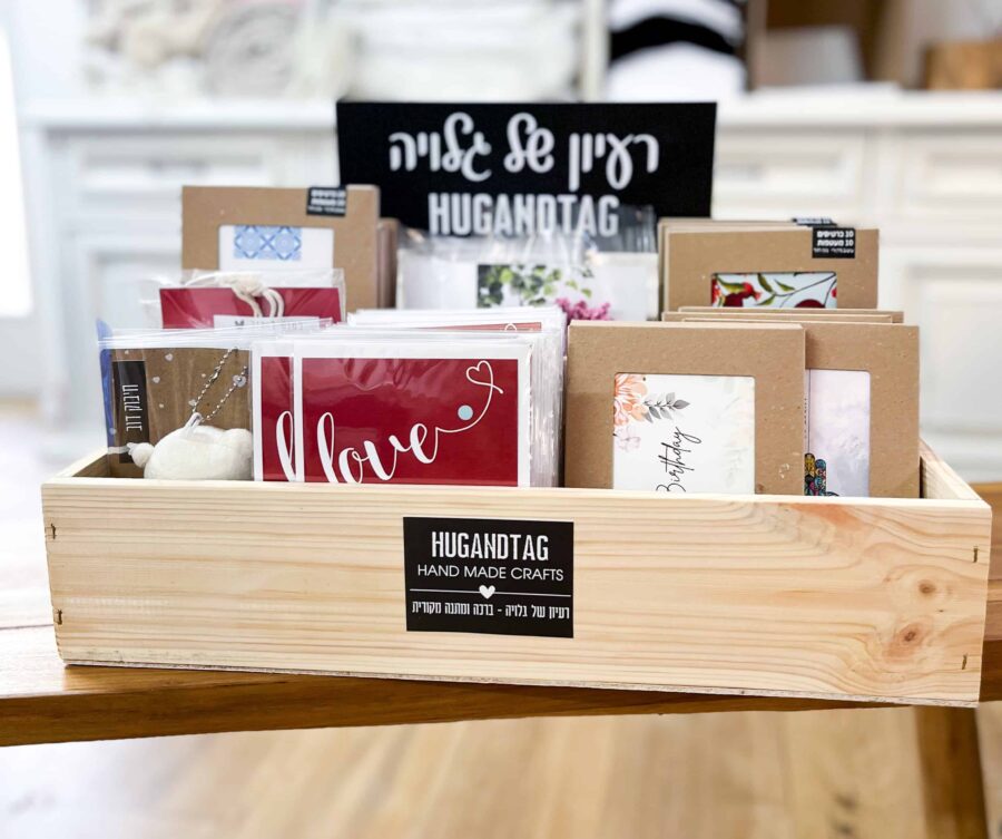 סטנדים לחנויות - כרטיסי ברכה בסיטונאות לחנויות | האג אנד טאג