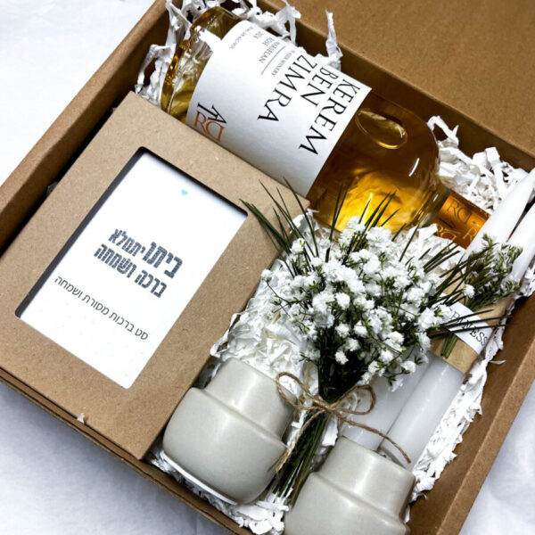 מארז תפילה לשבת , חג ואירוח – פמוטים בצבע חול, יין וברכות לבית