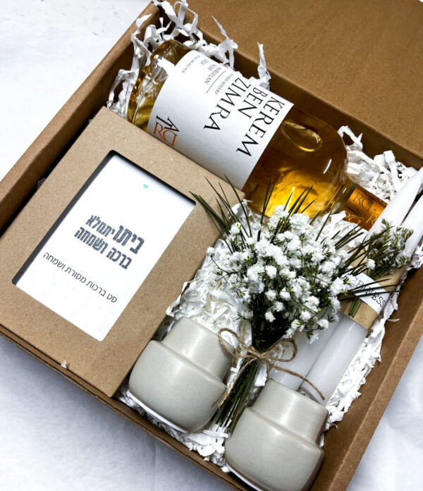 מארז תפילה לשבת , חג ואירוח - פמוטים בצבע חול, יין וברכות לבית