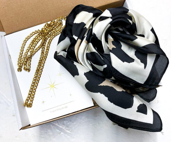 מתנה נשית סעיף סאטן מנומר בלבן עם שרשרת גורמט ארוכה