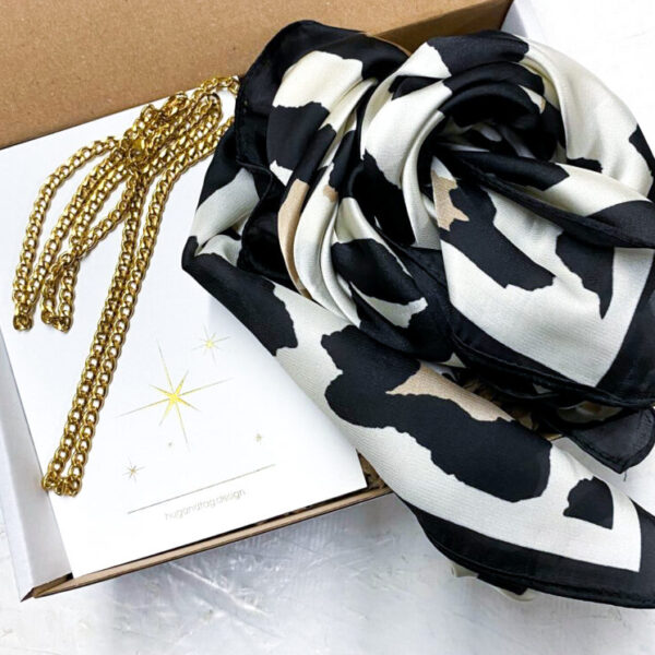 מתנה נשית סעיף סאטן מנומר בלבן עם שרשרת גורמט ארוכה