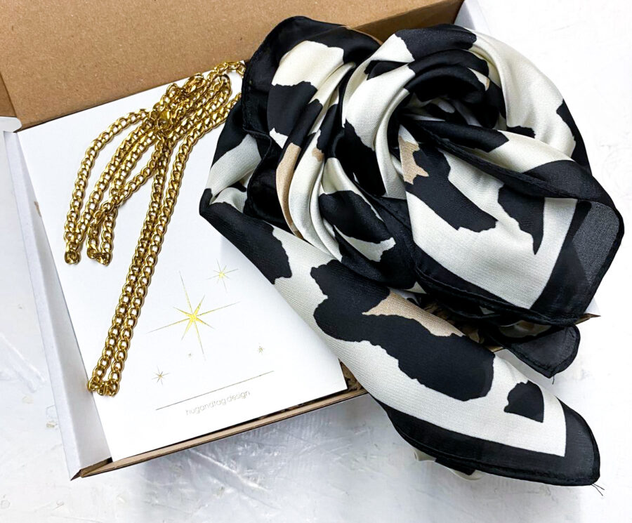 מתנה נשית סעיף סאטן מנומר בלבן עם שרשרת גורמט ארוכה