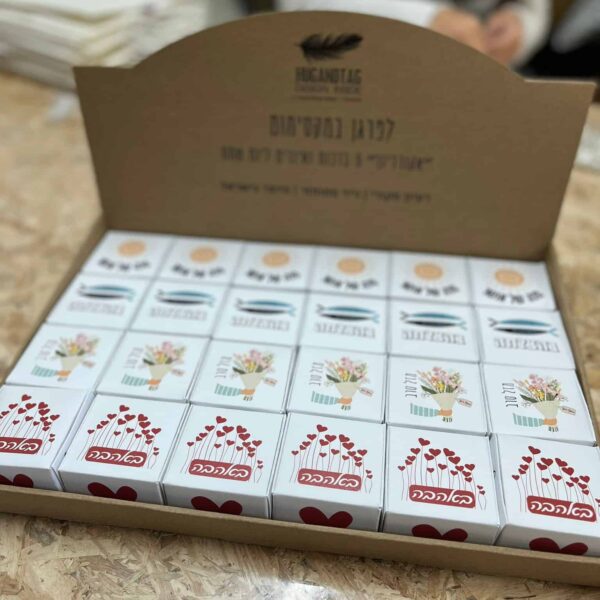 סטנד של ברכות קופצות למכירה בסיטונאות | האג אנד טאג