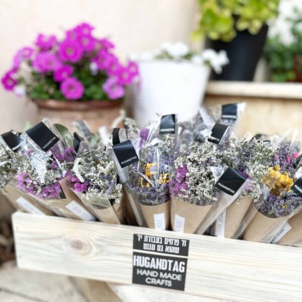 סטנד של פרחים מיובשים למכירה בסיטונאות | HUG&TAG