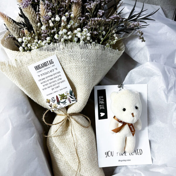 זר פרחים יבשים מיוחד וגלויה עם דובי