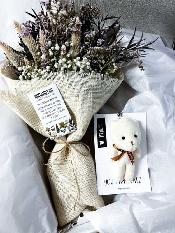 זר פרחים יבשים מיוחד וגלויה עם דובי