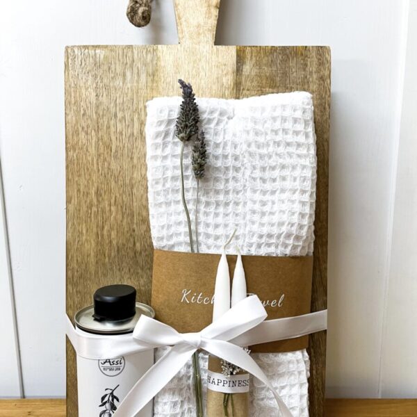 מתנה לבית ולחג, קרש חיתוך עץ קרמי, מגבות מטבח, שמן זית וצמד נרות