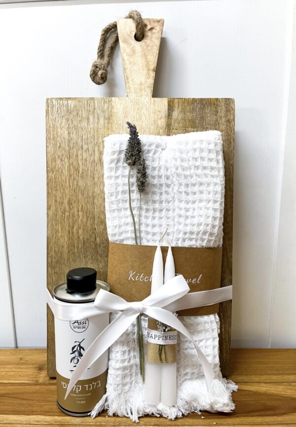 מתנה לבית ולחג, קרש חיתוך עץ קרמי, מגבות מטבח, שמן זית וצמד נרות