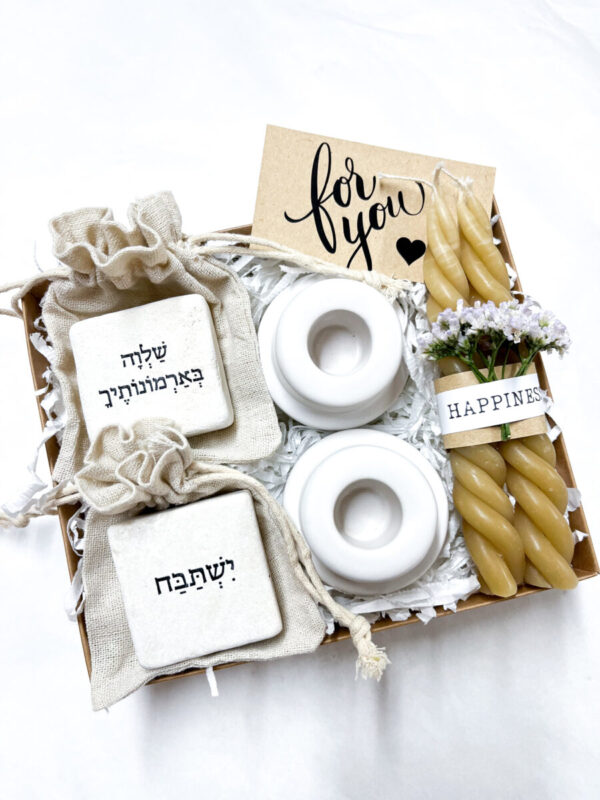 מארז חגיגי צמד פמוטי קרמיקה , צמד נרות משעוות דבורים בעבודת יד , אבני אהוה ירושלמיות עם מסרים