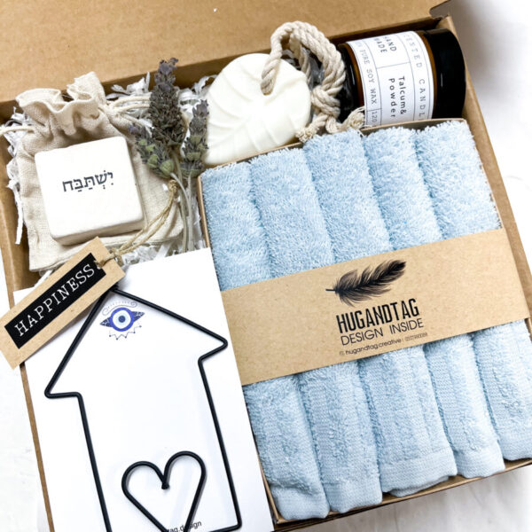 מארז התחדשות, מגבות ידיים, סבון עלה ריחני, נר ריחני,אבן ירושלמית עם המסר ישתבח,  תליון בית מברזל על כרטיס עם ברכת הבית