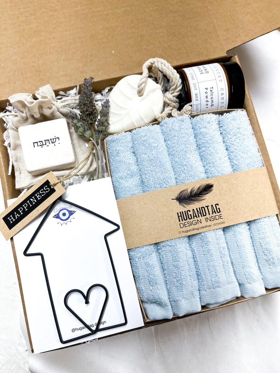 מארז התחדשות, מגבות ידיים, סבון עלה ריחני, נר ריחני,אבן ירושלמית עם המסר ישתבח,  תליון בית מברזל על כרטיס עם ברכת הבית