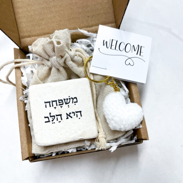 מתנה עם מסר אבן אהוה ירושלמית טבעית עם הטקסט משפחה היא הלב, עם מחזיק מפתחות לב סרוג