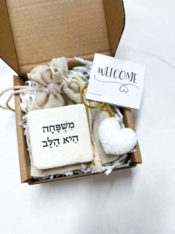 מתנה עם מסר אבן אהוה ירושלמית טבעית עם הטקסט משפחה היא הלב, עם מחזיק מפתחות לב סרוג