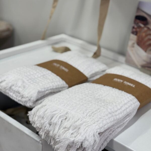 צמד מגבות מטבח לבנות, עשויות פיקה רך עם פרנזים מכותנה טבעית