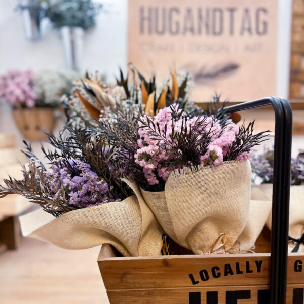 זר פרחים יבשים גדול חבוק בבד