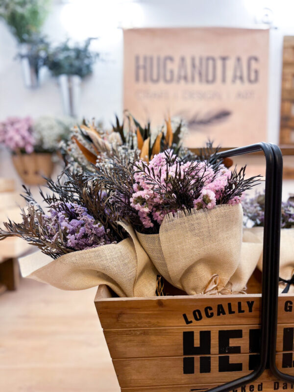 זר פרחים יבשים גדול חבוק בבד