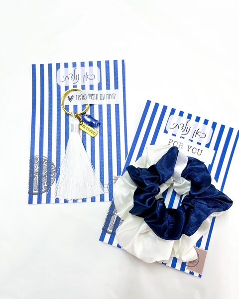 כרטיס ברכה ישראלי כחול לבן עם גומיות שיער חגיגיות בצבעי דגל המדינה