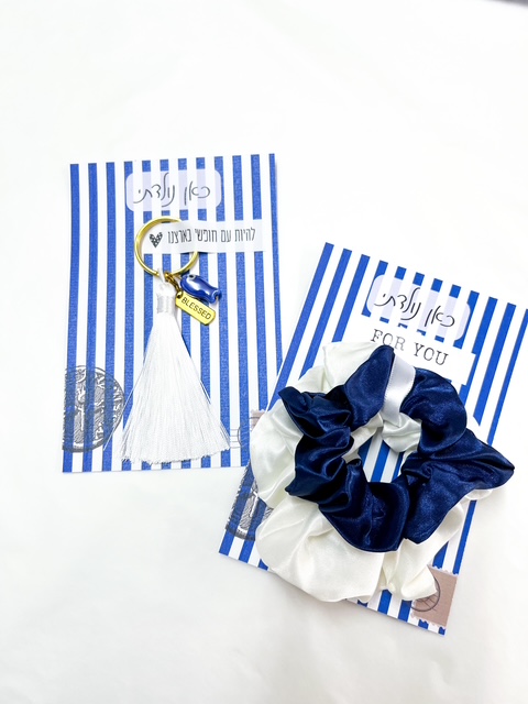 כרטיס ברכה ישראלי כחול לבן עם גומיות שיער חגיגיות בצבעי דגל המדינה