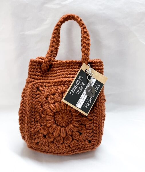 תיק יד ייחודי בעבודת יד של נטע הררי – צבע חום חמרה