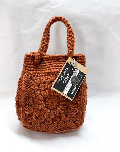 תיק יד ייחודי בעבודת יד של נטע הררי - צבע חום חמרה