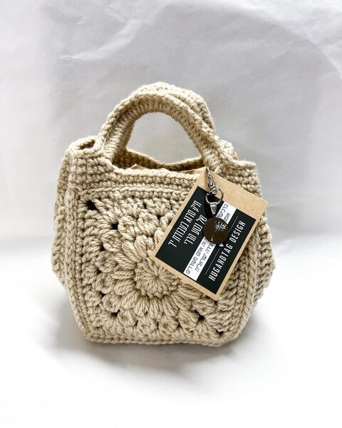 תיק יד ייחודי בעבודת יד של נטע הררי – צבע בז'