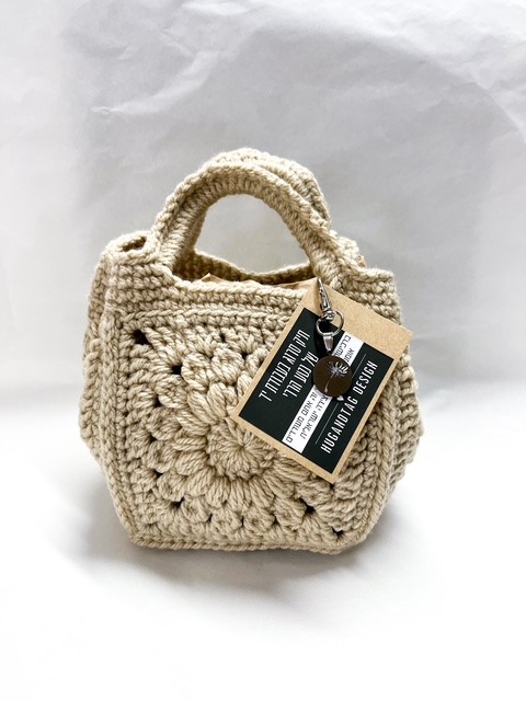 תיק יד ייחודי בעבודת יד של נטע הררי - צבע בז'