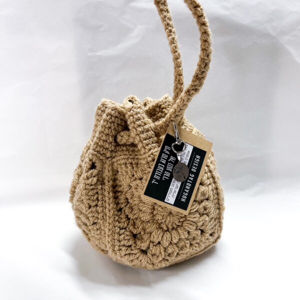 תיק יד ייחודי בעבודת יד של נטע הררי – צבע כאמל