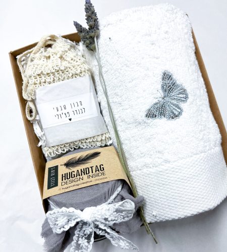 מארז פרובנס, מגבת רקומה, סבון טבעי וצנצנת לבנדר ריחני