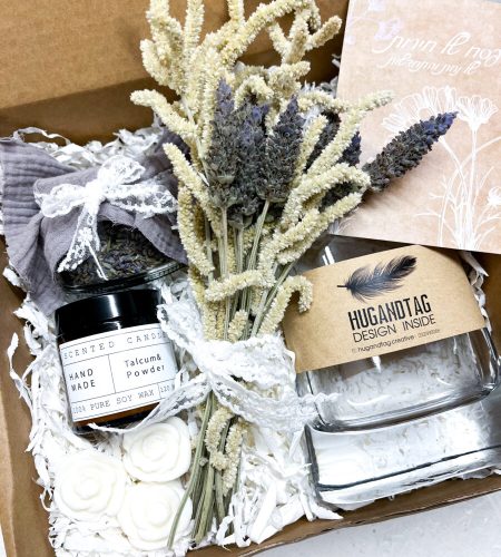 מתנה לבית ולחג אגרטל מיוחד, זר נצחי יבש, נר סויה טבעי, צנצנת ריח כפרית לבנדר ושלישיית סבוני פרח