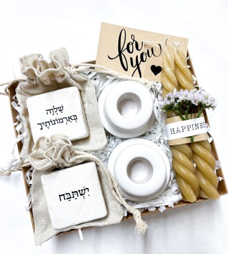 מארז חגיגי צמד פמוטי קרמיקה , צמד נרות משעוות דבורים בעבודת יד , אבני אהוה ירושלמיות עם מסרים