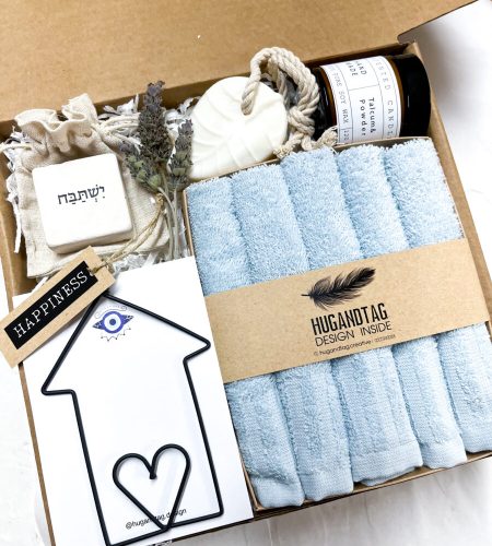 מארז התחדשות, מגבות ידיים, סבון עלה ריחני, נר ריחני,אבן ירושלמית עם המסר ישתבח,  תליון בית מברזל על כרטיס עם ברכת הבית