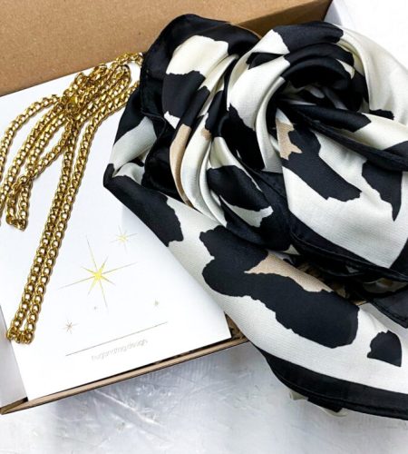 מתנה נשית סעיף סאטן מנומר בלבן עם שרשרת גורמט ארוכה